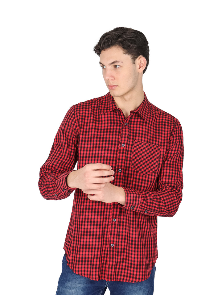 Hombre vistiendo una camisa de cuadros rojos y negros de manga larga.