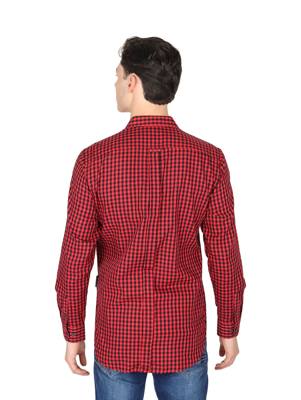 Hombre vistiendo una camisa de cuadros rojos y negros de manga larga.