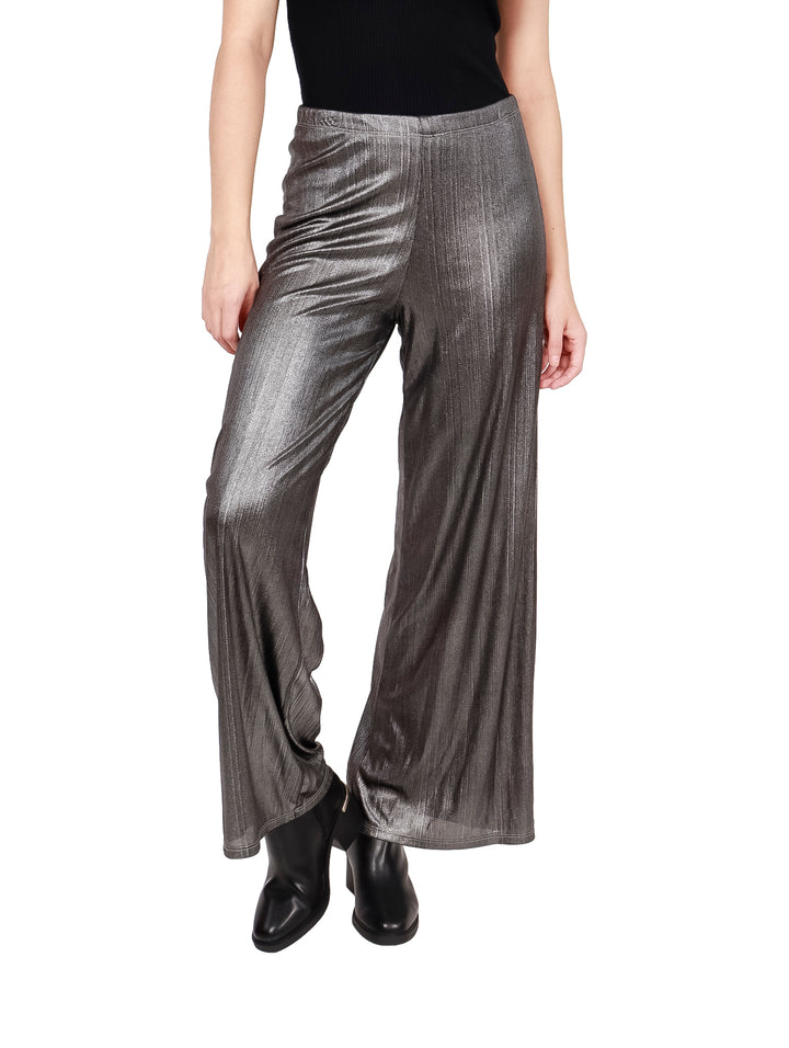 Pantalones plateados de pierna ancha con acabado brillante y metálico.