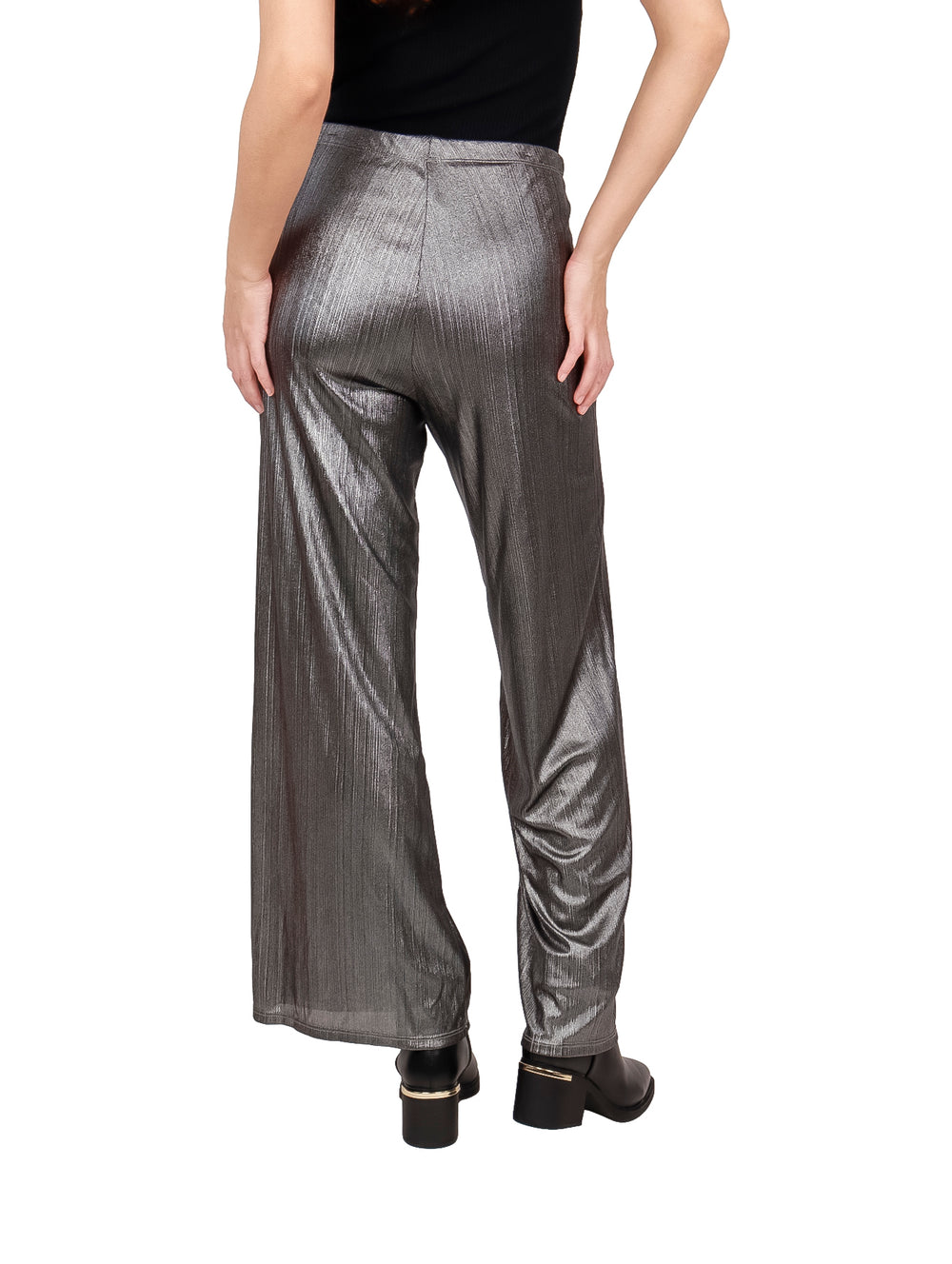 Pantalones plateados de pierna ancha con acabado brillante y metálico.