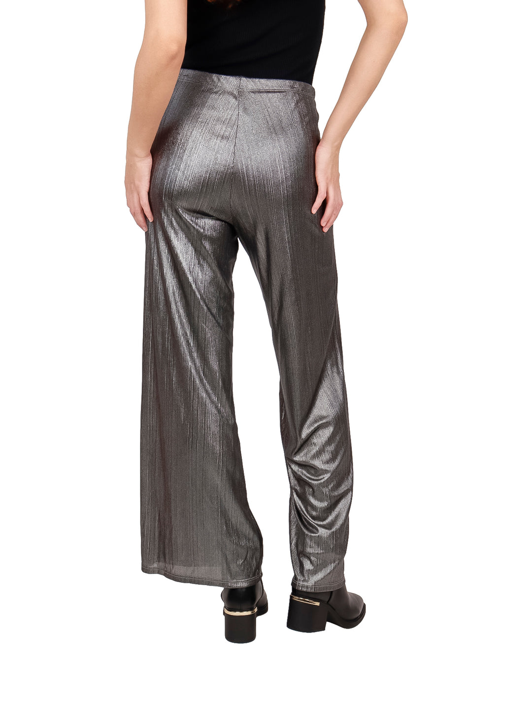 Pantalones plateados de pierna ancha con acabado brillante y metálico.