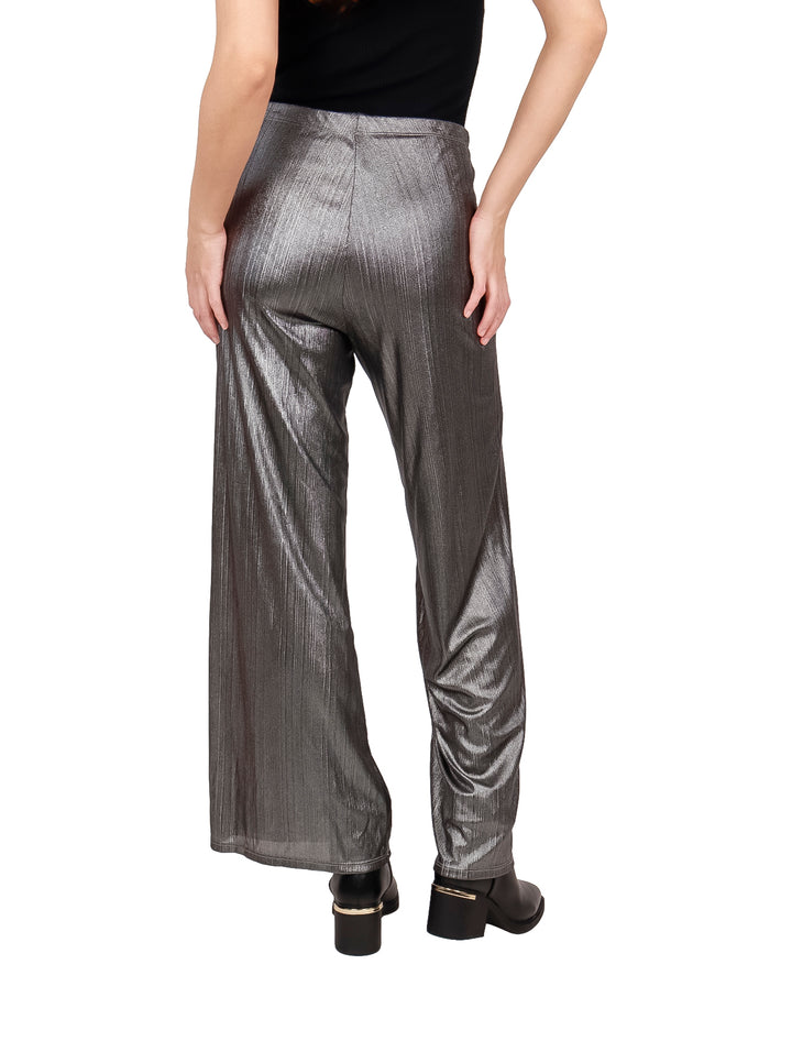 Pantalones plateados de pierna ancha con acabado brillante y metálico.
