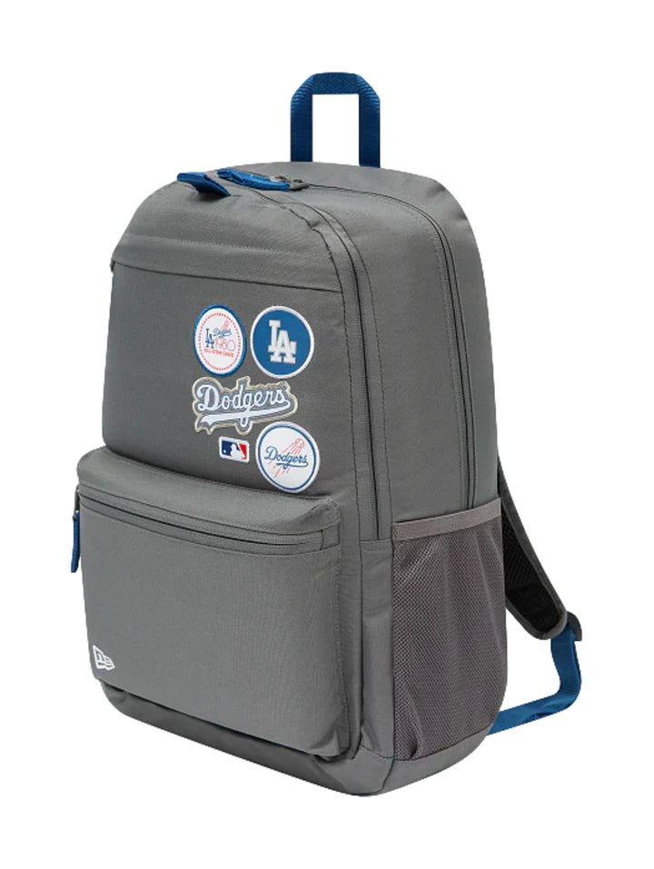 Mochila New Era color gris oscuro con detalles en azul y parches de los Dodgers de Los Ángeles.