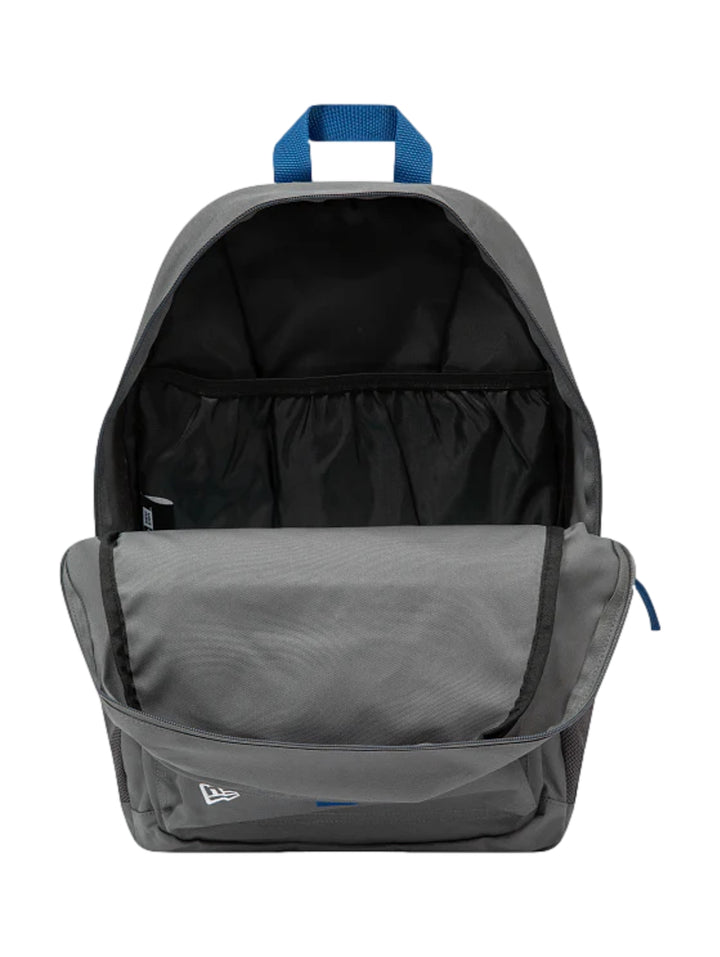 Mochila New Era color gris oscuro con detalles en azul y parches de los Dodgers de Los Ángeles.