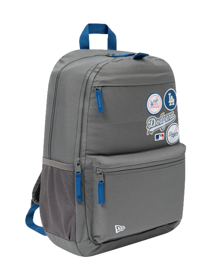Mochila New Era color gris oscuro con detalles en azul y parches de los Dodgers de Los Ángeles.