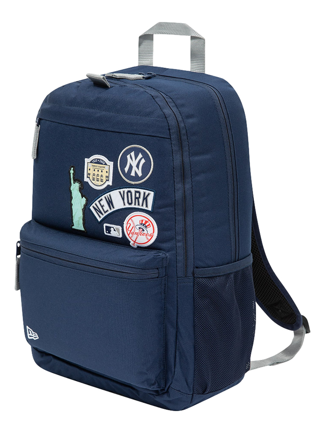 Mochila New Era color navy con parches decorativos de Nueva York y los Yankees, con asa gris y bolsillo lateral de malla.