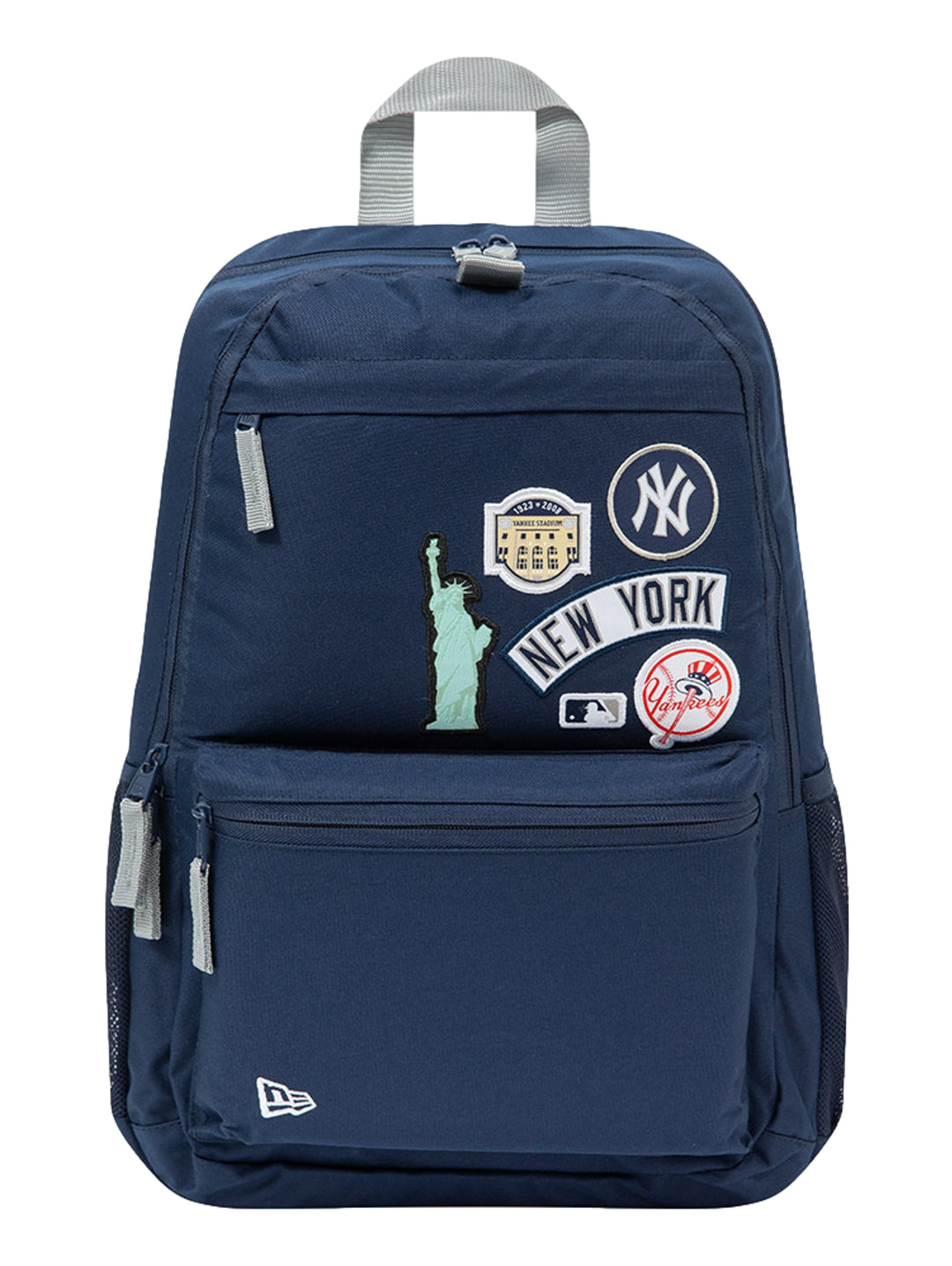 Mochila New Era color navy con parches decorativos de Nueva York y los Yankees, con asa gris y bolsillo lateral de malla.