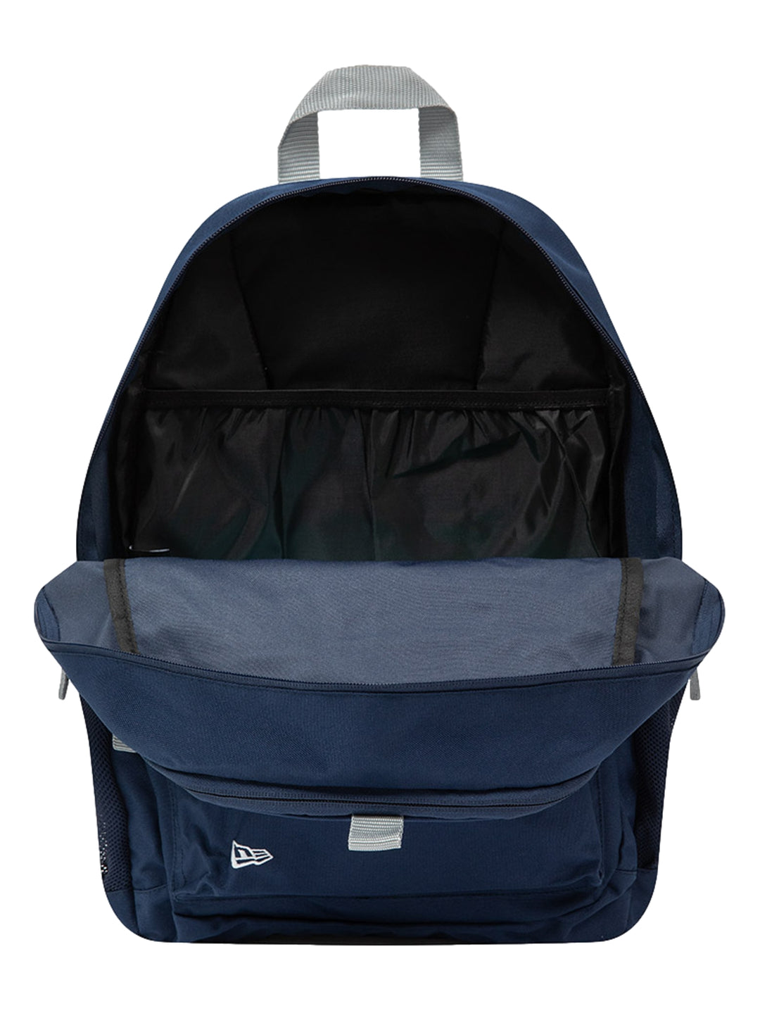 Mochila New Era color navy con parches decorativos de Nueva York y los Yankees, con asa gris y bolsillo lateral de malla.