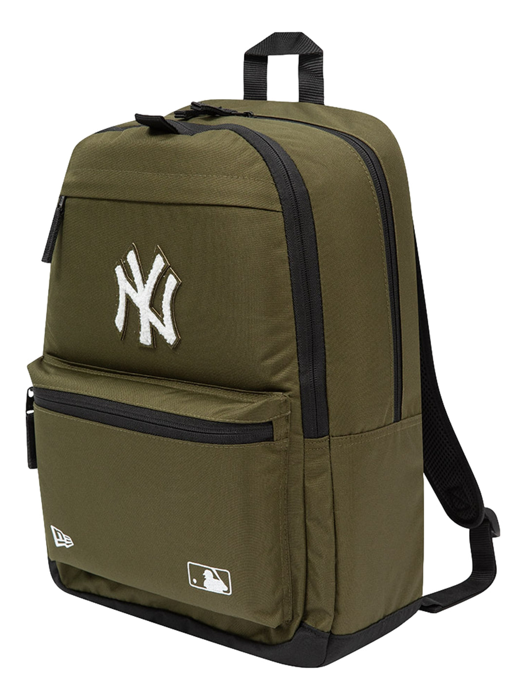 Mochila New Era color verde oliva con logotipo de los New York Yankees en blanco y detalles en negro.