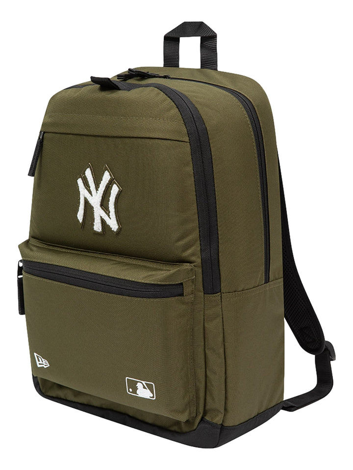 Mochila New Era color verde oliva con logotipo de los New York Yankees en blanco y detalles en negro.