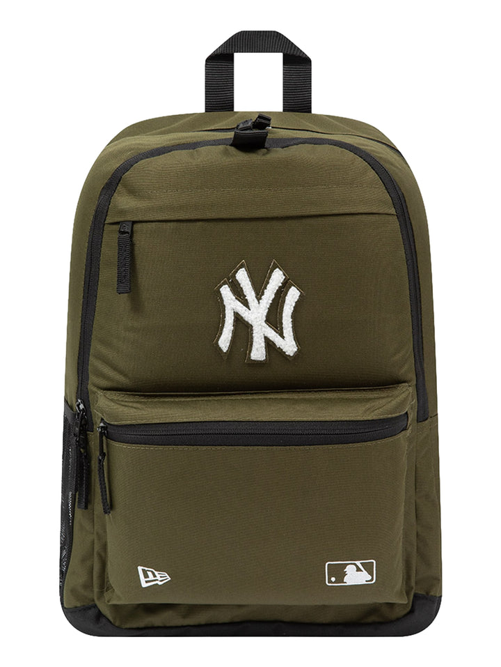 Mochila New Era color verde oliva con logotipo de los New York Yankees en blanco y detalles en negro.