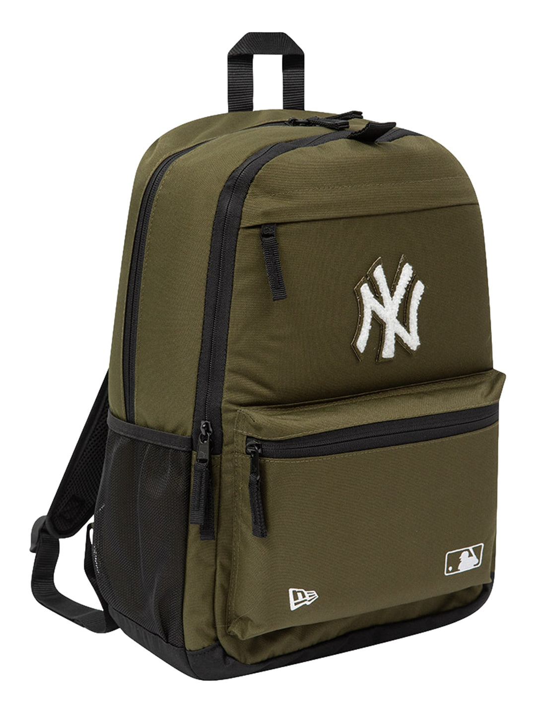 Mochila New Era color verde oliva con logotipo de los New York Yankees en blanco y detalles en negro.