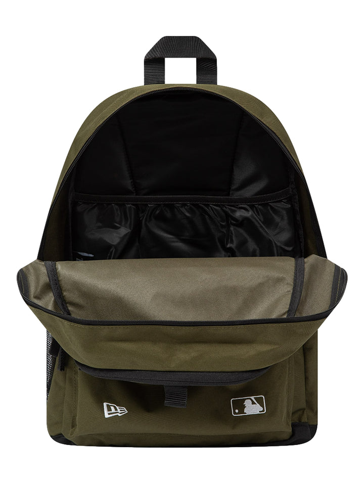 Mochila New Era color verde oliva con logotipo de los New York Yankees en blanco y detalles en negro.