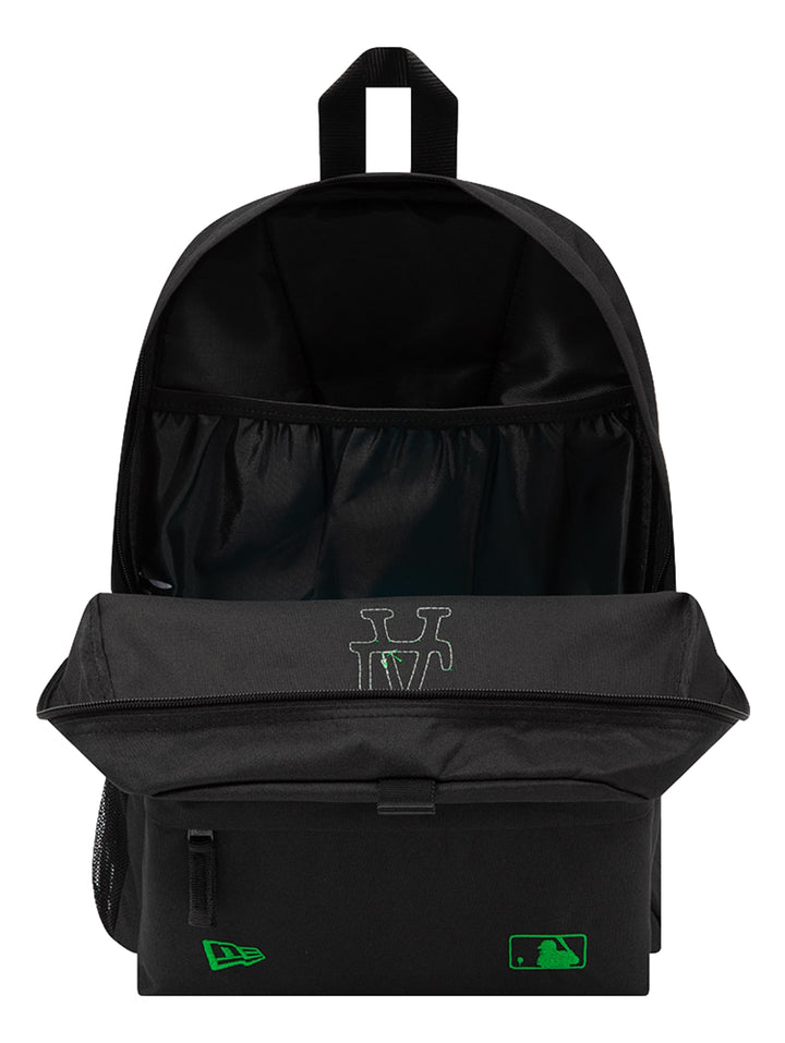 Mochila negra New Era con logotipo de los Dodgers de Los Ángeles en color verde brillante y bolsillo frontal.