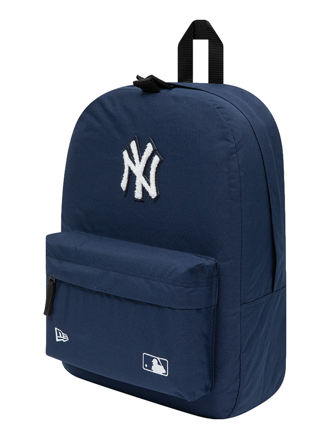 Mochila New Era color azul marino con logotipo de los New York Yankees bordado en blanco y bolsillo frontal.