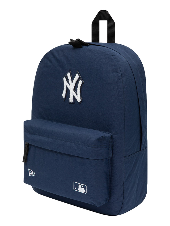 Mochila New Era color azul marino con logotipo de los New York Yankees bordado en blanco y bolsillo frontal.