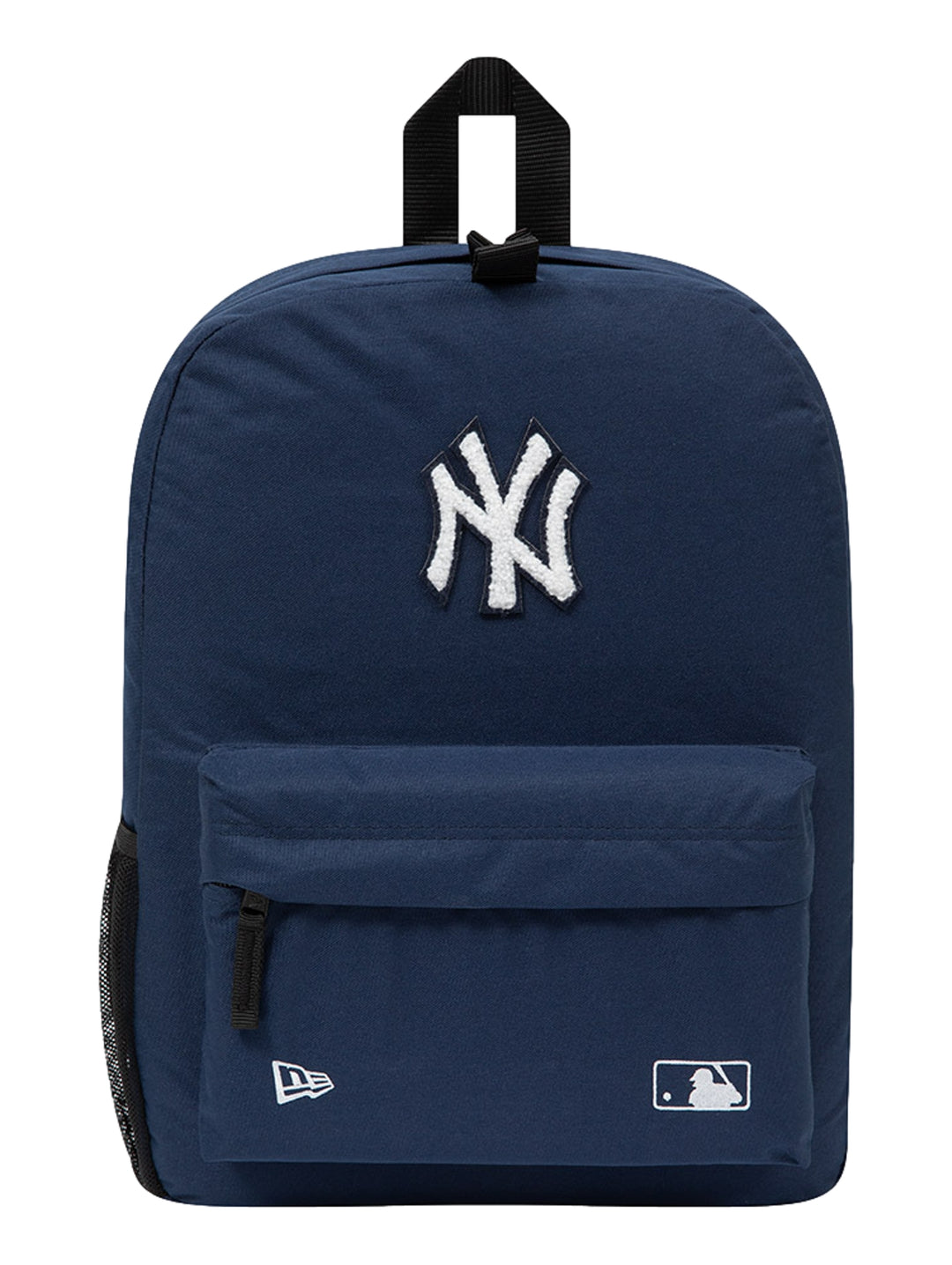 Mochila New Era color azul marino con logotipo de los New York Yankees bordado en blanco y bolsillo frontal.