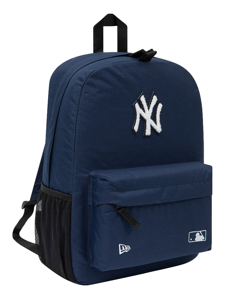 Mochila New Era color azul marino con logotipo de los New York Yankees bordado en blanco y bolsillo frontal.