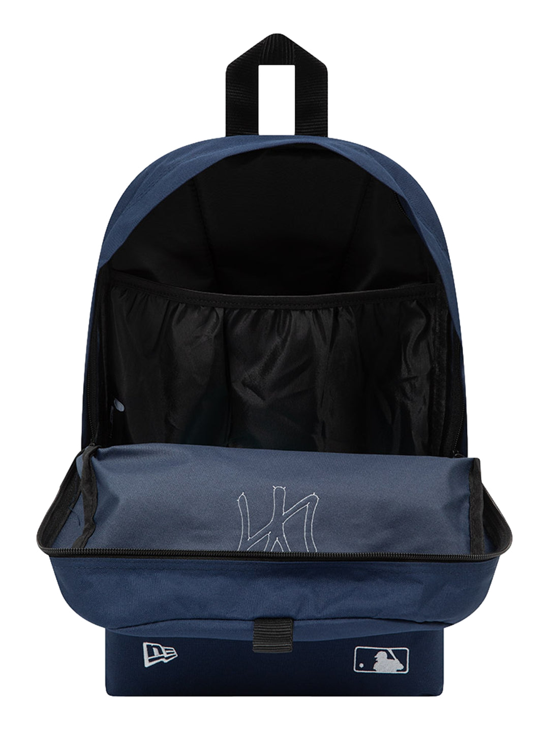 Mochila New Era color azul marino con logotipo de los New York Yankees bordado en blanco y bolsillo frontal.