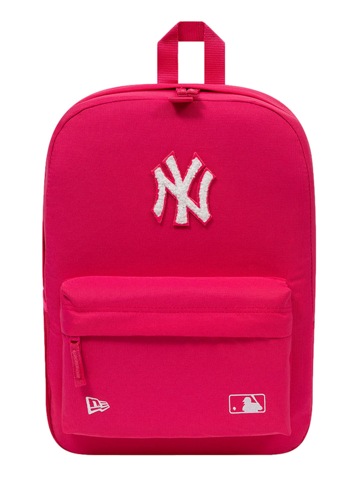 Mochila deportiva rosa de New Era con logotipo de los New York Yankees en blanco.
