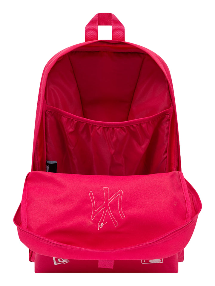 Mochila deportiva rosa de New Era con logotipo de los New York Yankees en blanco.