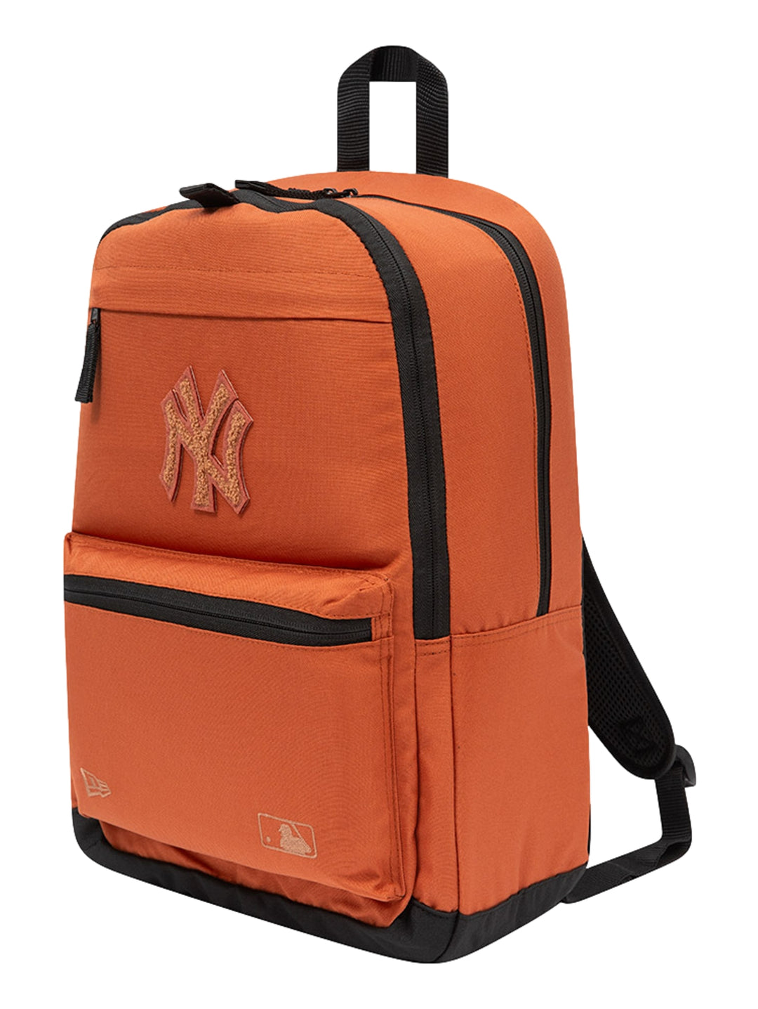 Mochila New Era color marrón con detalles en negro y logotipo de los New York Yankees bordado al frente.