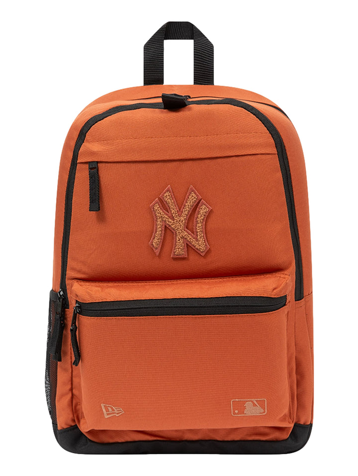 Mochila New Era color marrón con detalles en negro y logotipo de los New York Yankees bordado al frente.