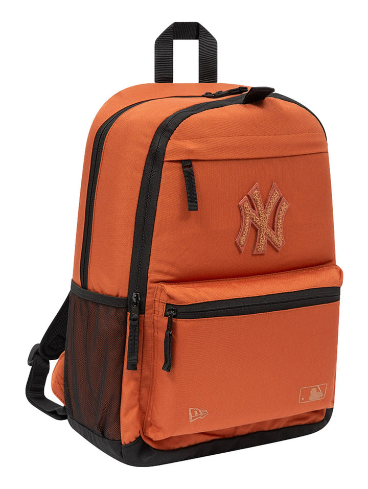 Mochila New Era color marrón con detalles en negro y logotipo de los New York Yankees bordado al frente.