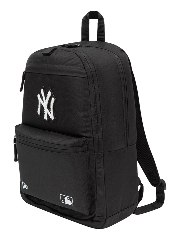 Mochila deportiva New Era de color negro con logotipo blanco de los New York Yankees en el frente.