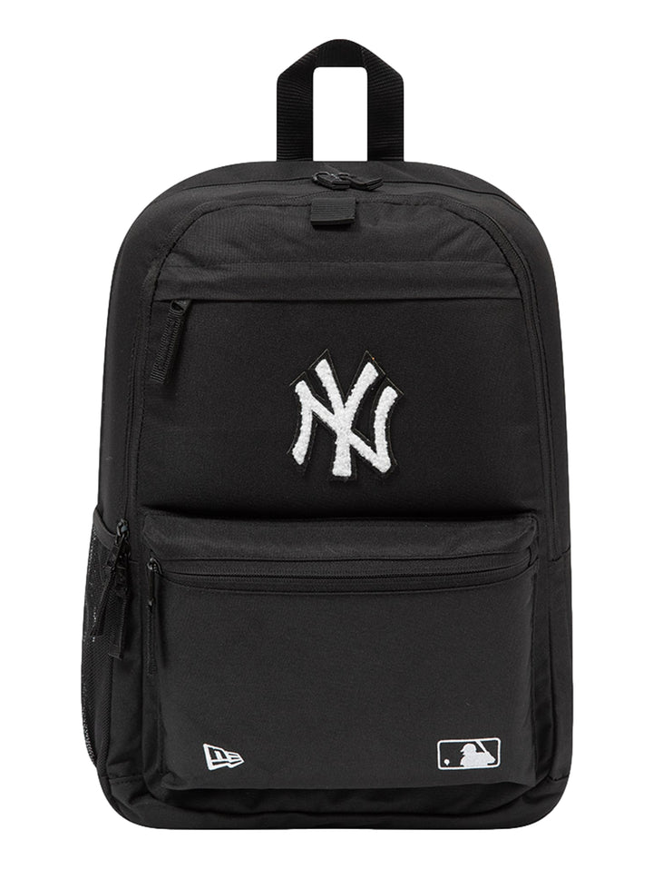 Mochila deportiva New Era de color negro con logotipo blanco de los New York Yankees en el frente.