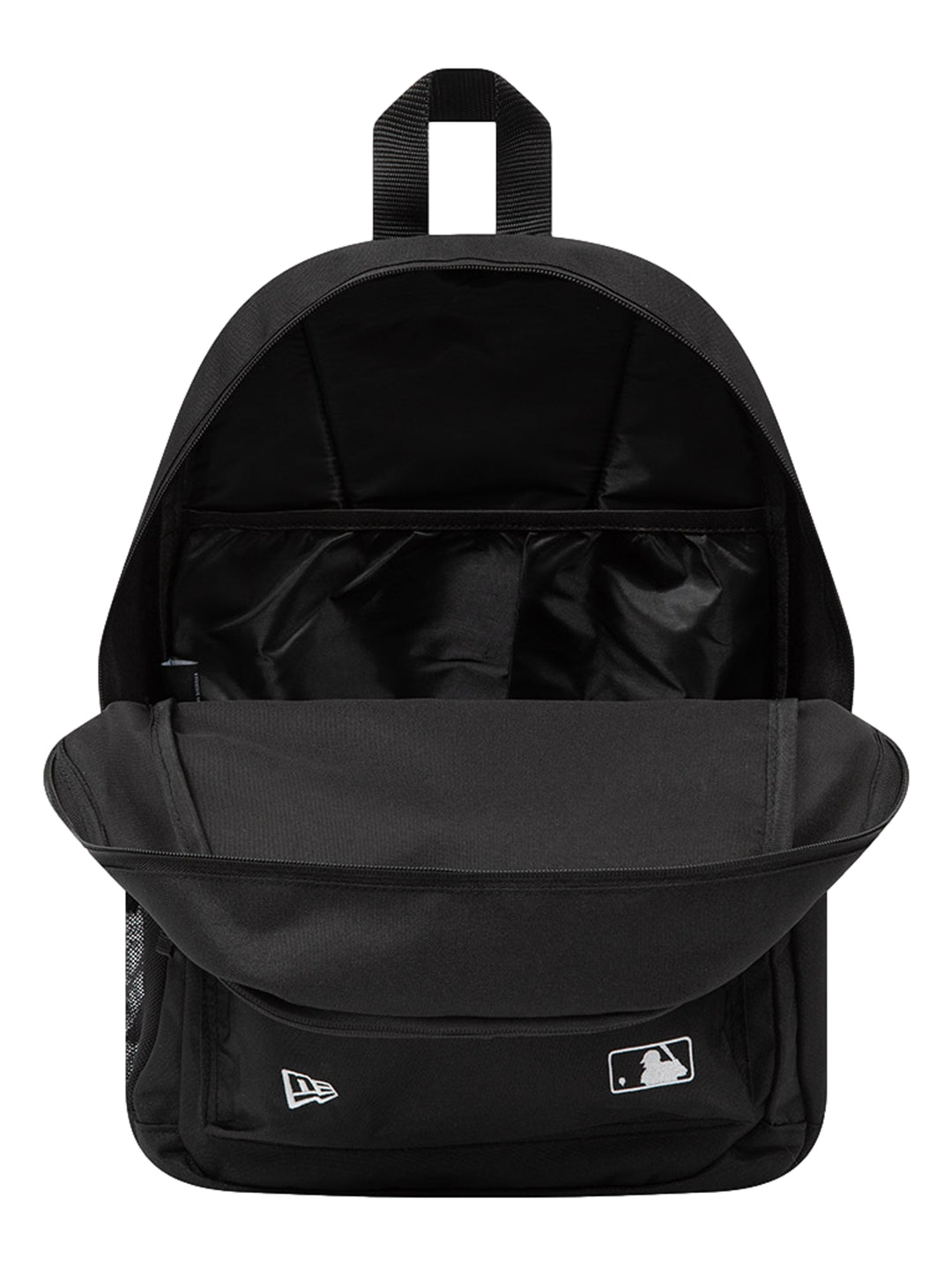 Mochila deportiva New Era de color negro con logotipo blanco de los New York Yankees en el frente.