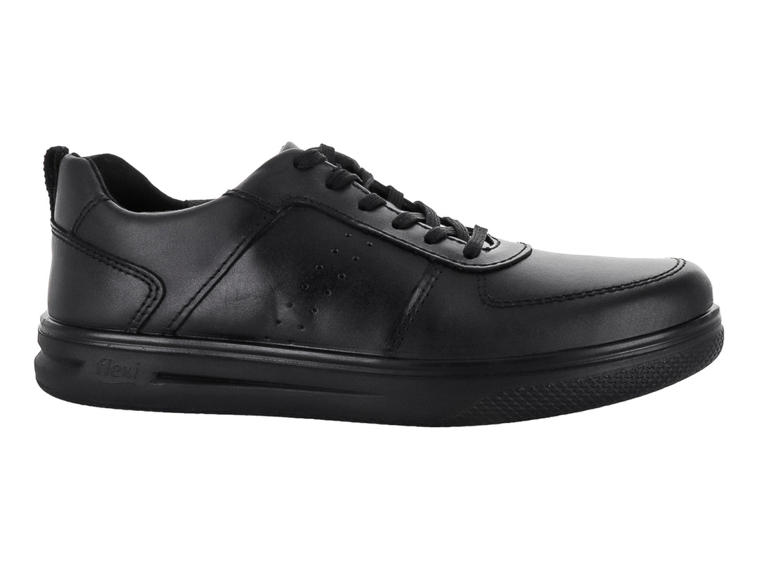 Zapato casual color negro para niño de la marca Flexi con cordones y suela cómoda.