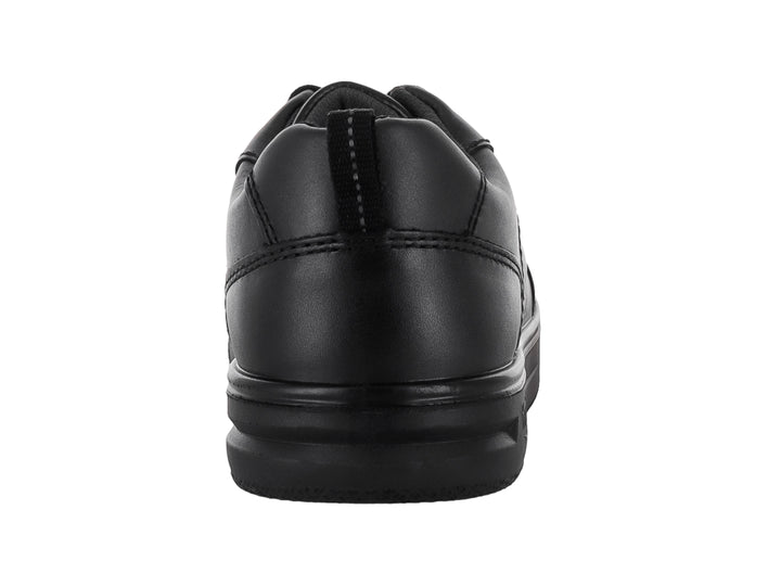 Zapato casual color negro para niño de la marca Flexi con cordones y suela cómoda.