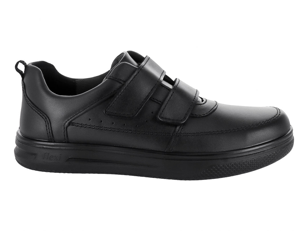 Zapato Flexi color negro para niño con cierre de dos cintas de velcro y suela cómoda.