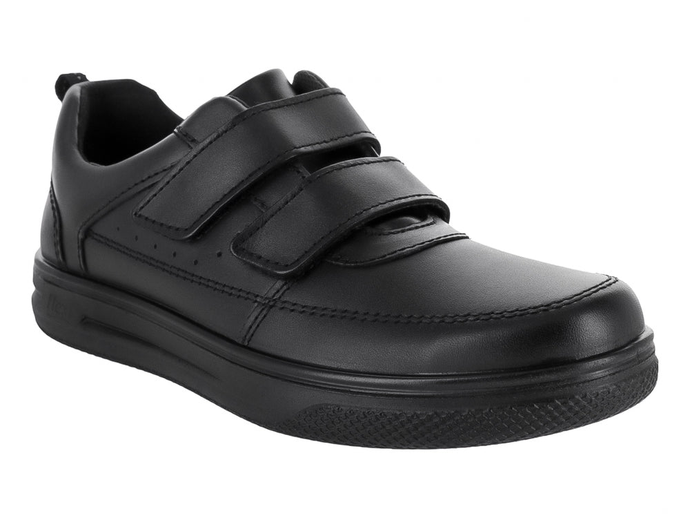 Zapato Flexi color negro para niño con cierre de dos cintas de velcro y suela cómoda.