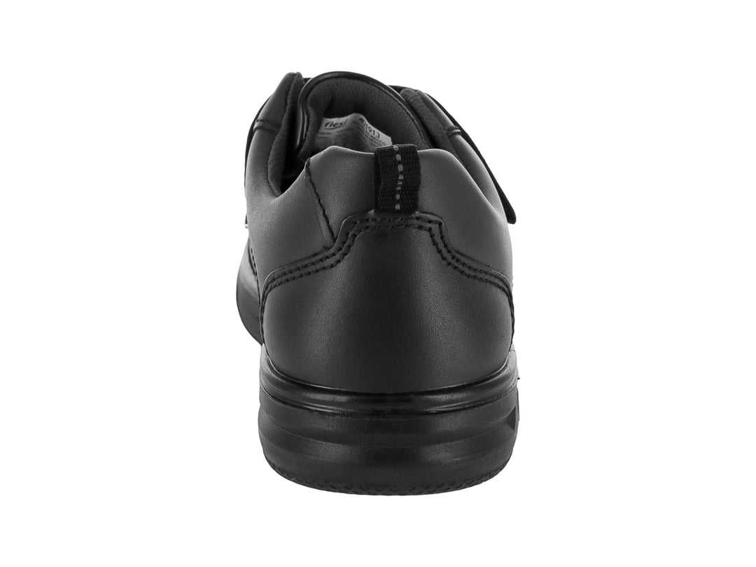 Zapato Flexi color negro para niño con cierre de dos cintas de velcro y suela cómoda.