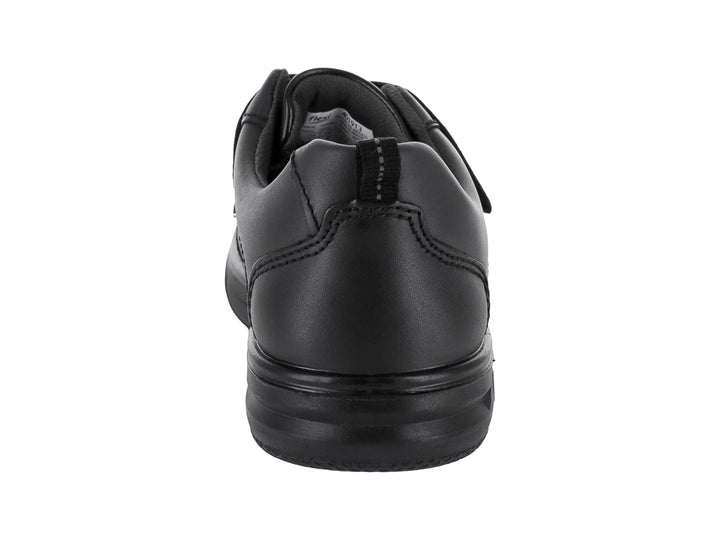 Zapato Flexi color negro para niño con cierre de dos cintas de velcro y suela cómoda.
