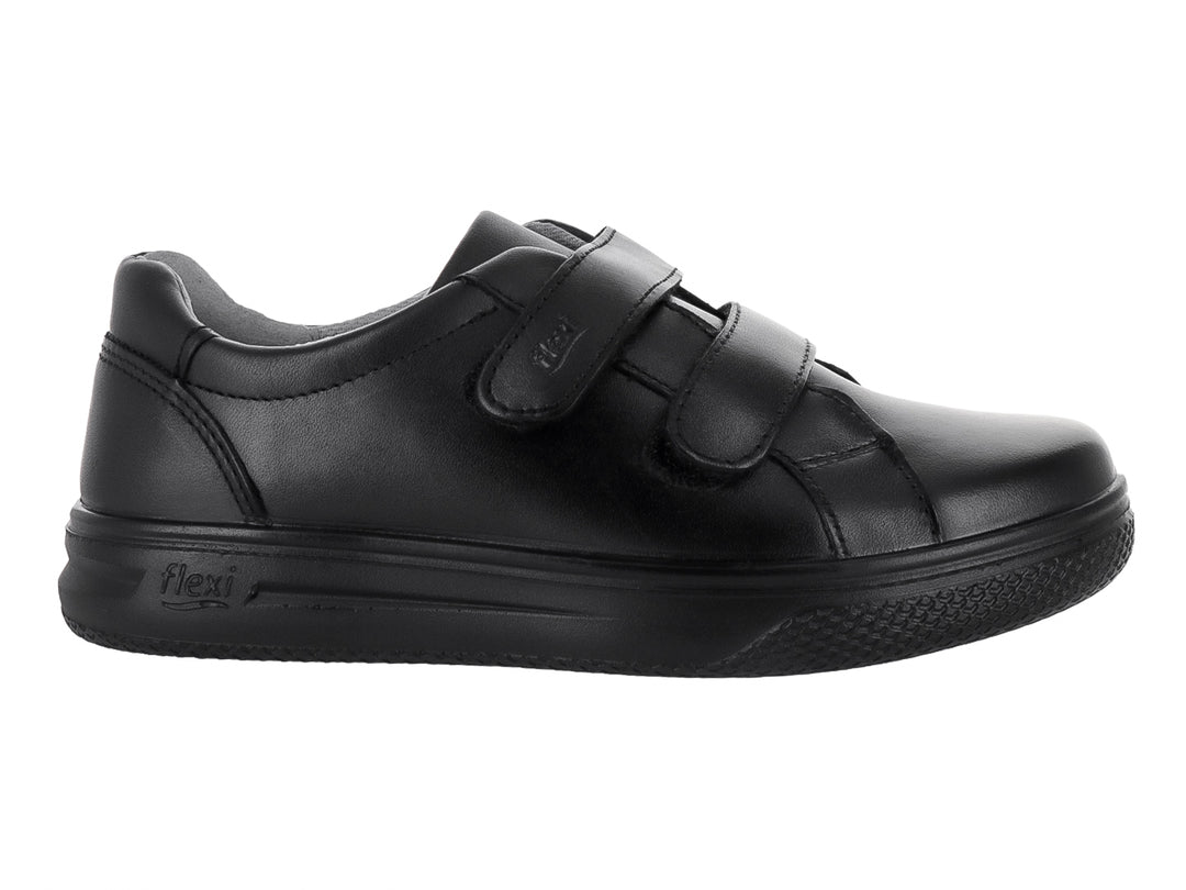 Zapato Flexi negro para niño con cierre de velcro y suela cómoda.