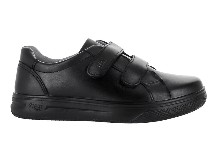 Zapato Flexi negro para niño con cierre de velcro y suela cómoda.