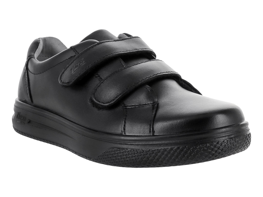 Zapato Flexi negro para niño con cierre de velcro y suela cómoda.