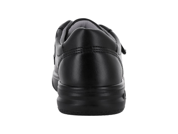 Zapato Flexi negro para niño con cierre de velcro y suela cómoda.