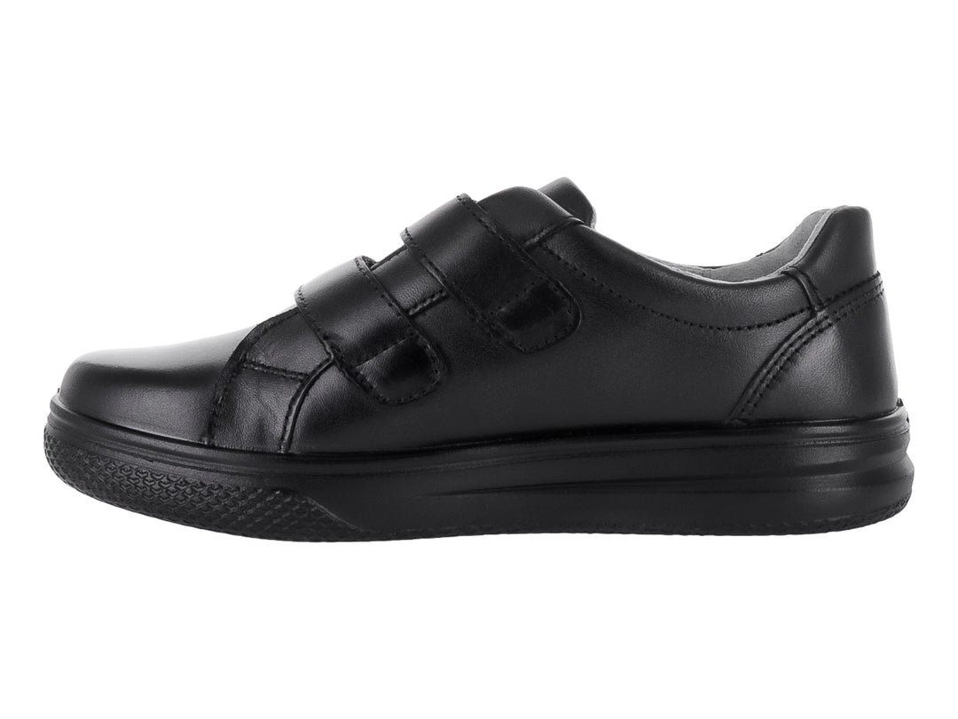 Zapato Flexi negro para niño con cierre de velcro y suela cómoda.
