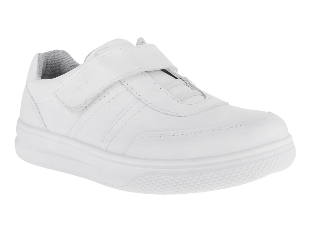 Zapato infantil color blanco de la marca Flexi con cierre de velcro y suela blanca.