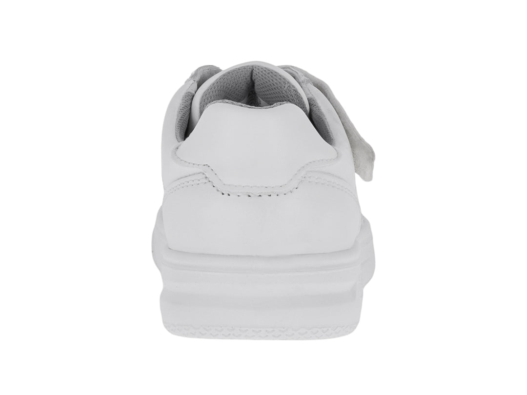 Zapato infantil color blanco de la marca Flexi con cierre de velcro y suela blanca.