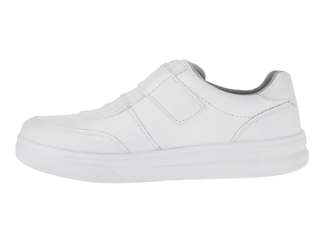 Zapato infantil color blanco de la marca Flexi con cierre de velcro y suela blanca.