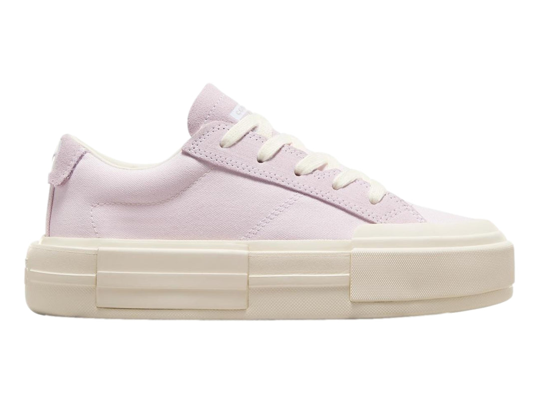 Tenis Converse color lila con suela de plataforma blanca gruesa.