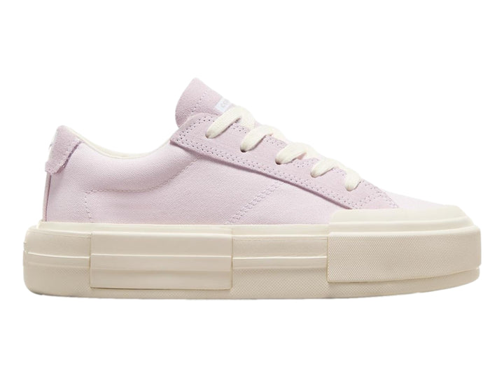 Tenis Converse color lila con suela de plataforma blanca gruesa.