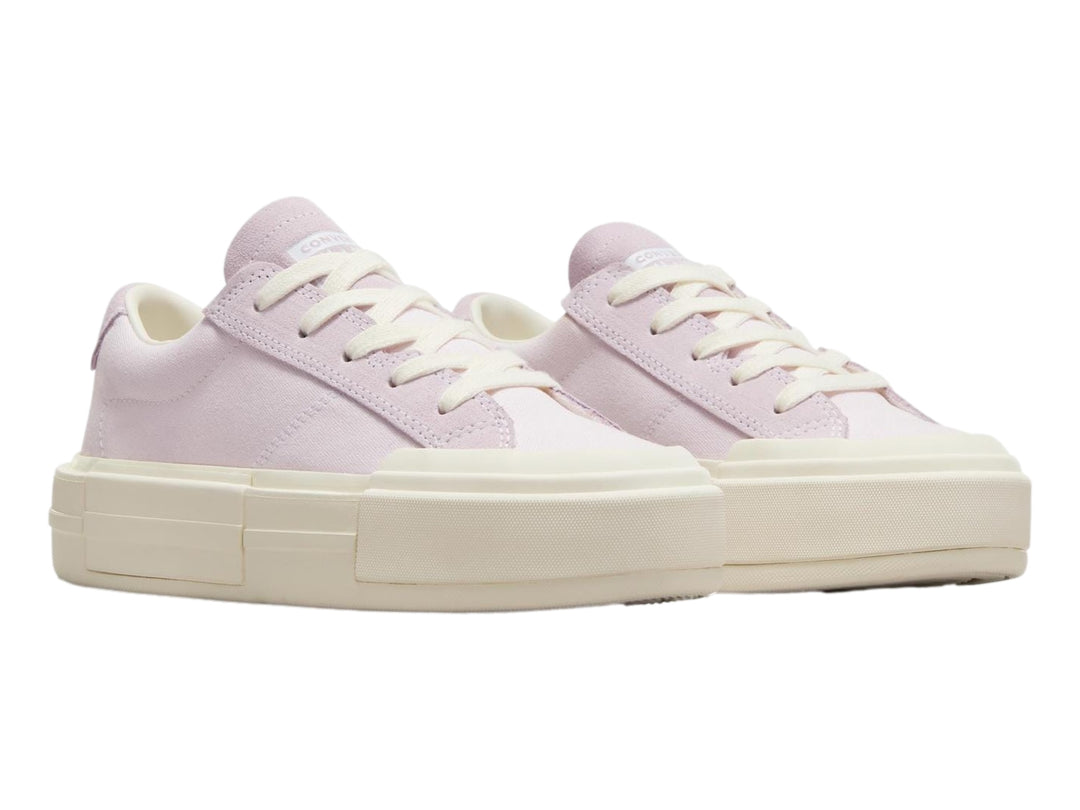 Tenis Converse color lila con suela de plataforma blanca gruesa.