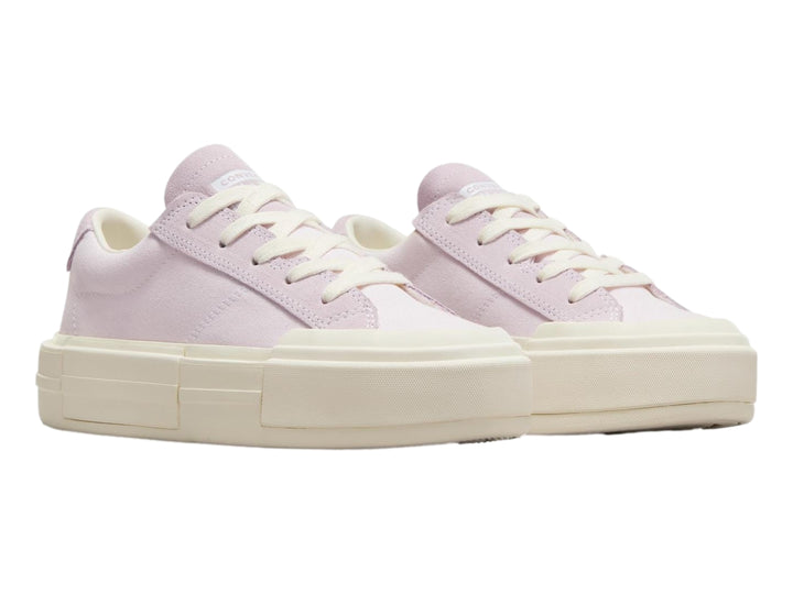 Tenis Converse color lila con suela de plataforma blanca gruesa.