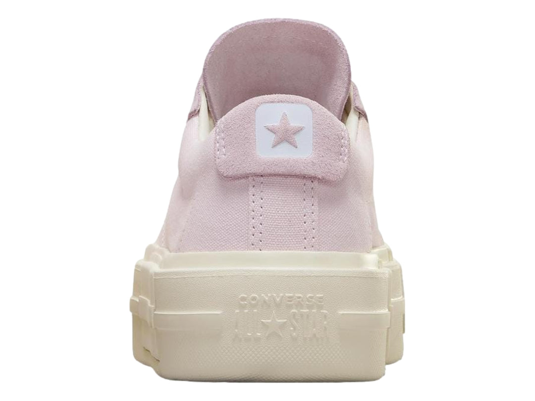 Tenis Converse color lila con suela de plataforma blanca gruesa.